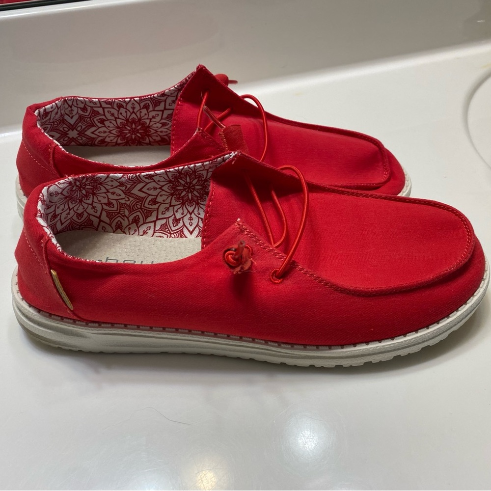 Women’s Hey Dude red size 11.